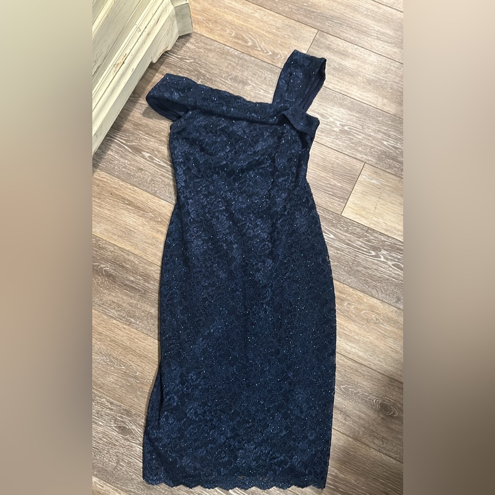 Beautiful Vince Camuto Navy off shoulder dress. Pretty detail size 4